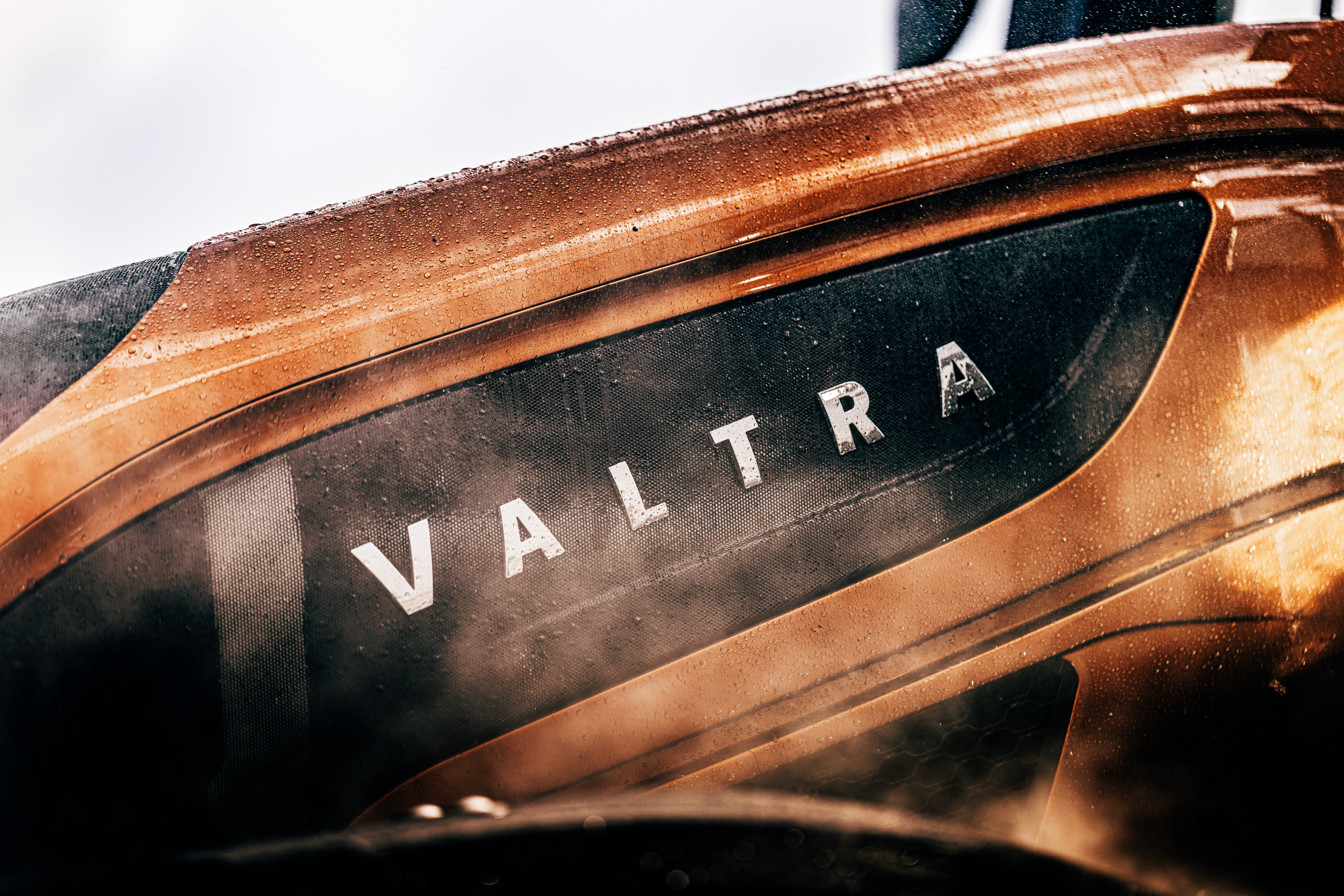Naujausia VALTRA 6 oji S Serija pristatyta su trenksmu.